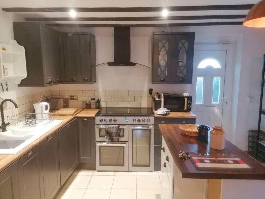The Old Barn, Cosy Townhouse In Leominster Villa Luaran gambar